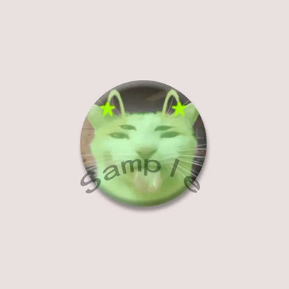 Cute Green Alien Cat Round Badge – Funny Cartoon Animal Brooch Pin for Backpack, Lapel & Gifts