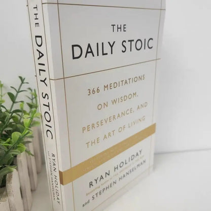 The Daily Stoic by Ryan Holiday – 366 Meditations on Wisdom, Perseverance, and the Art of Living Book (Libros)