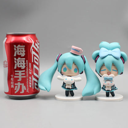 Hatsune Miku Anime Figurine – Holding Cinnamoroll, Bean-Eyed Kawaii Action Figure, Tabletop Decoration & Toy Gift for Children