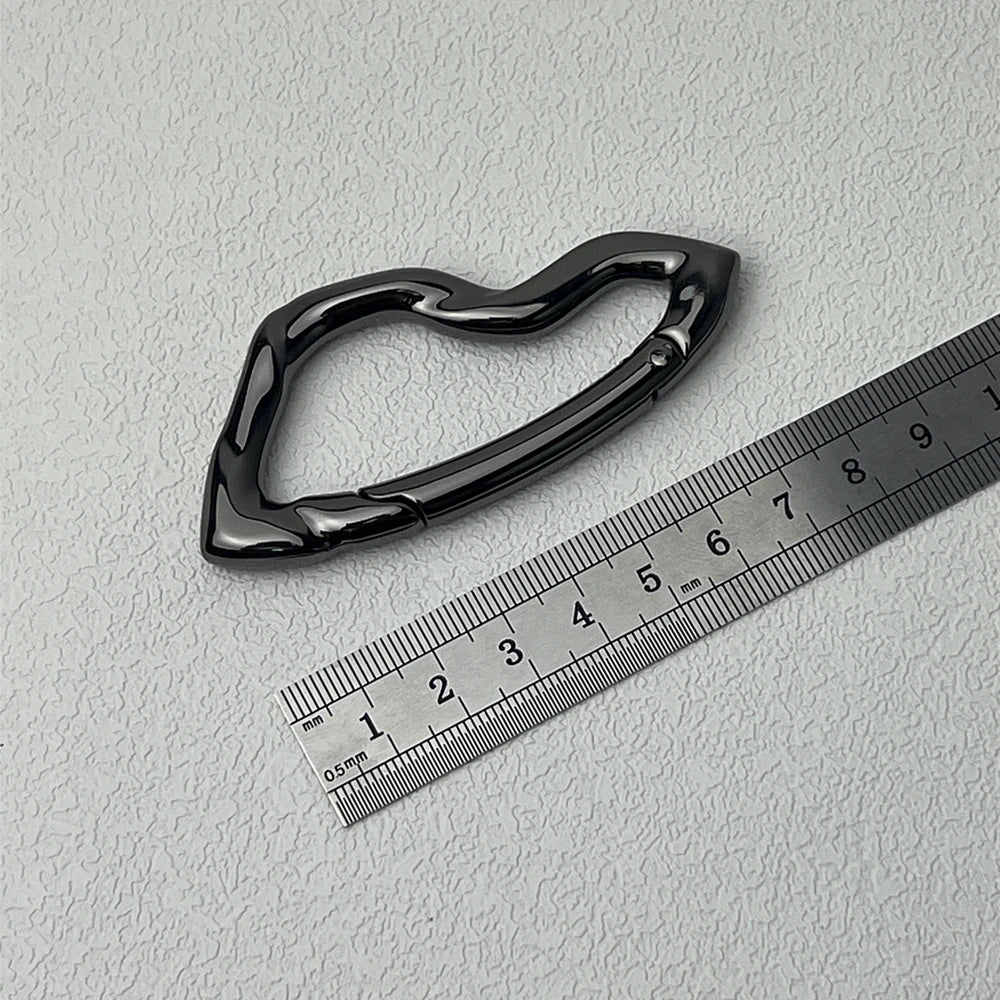 Twisted Metal Carabiner Keychain – Multifunctional Gothic Key Ring for Backpack & Waist Hanging Decor