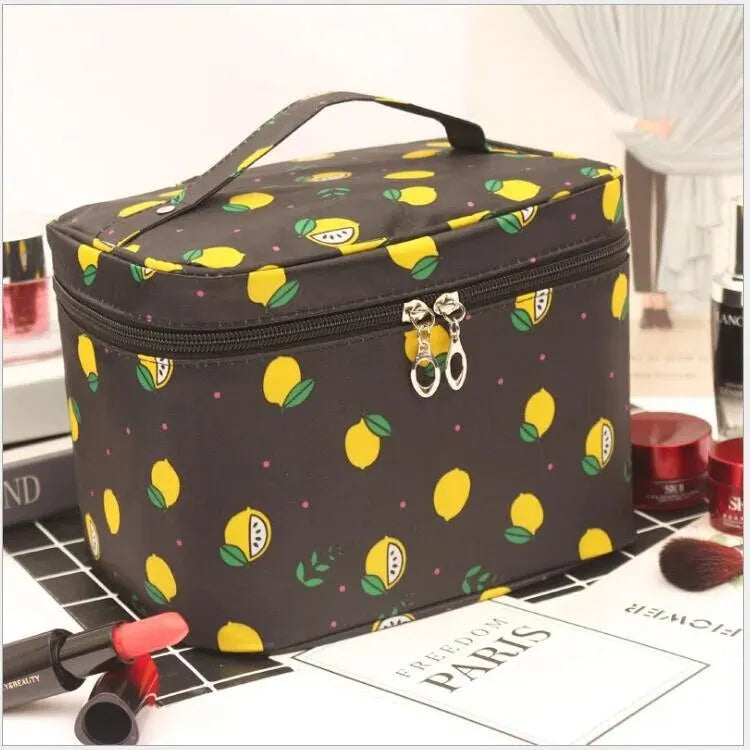 Large Capacity Geometric Pattern Makeup Storage Bag: Cute & Waterproof Travel Accessory in Urban Simple Style - Unisex Polyester Material