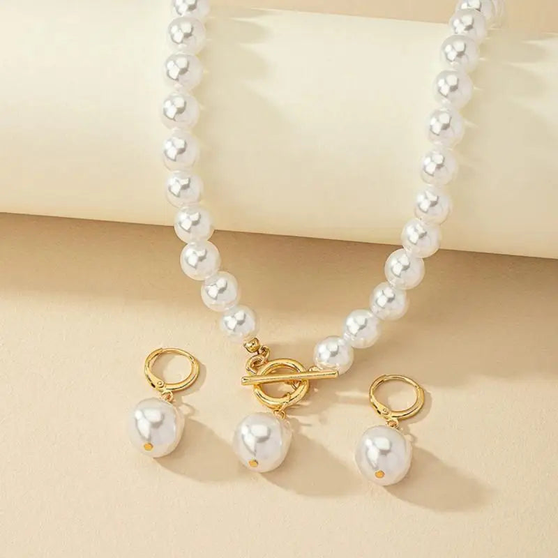 Women's Imitation Pearl Jewelry Set - Personalized Pendant Necklace & Earrings for Elegant Holiday Fashion