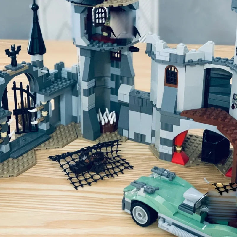 MINISO 940pcs Vampire Castle Building Blocks – DIY Monster Cart Toy for Boys Halloween Gift