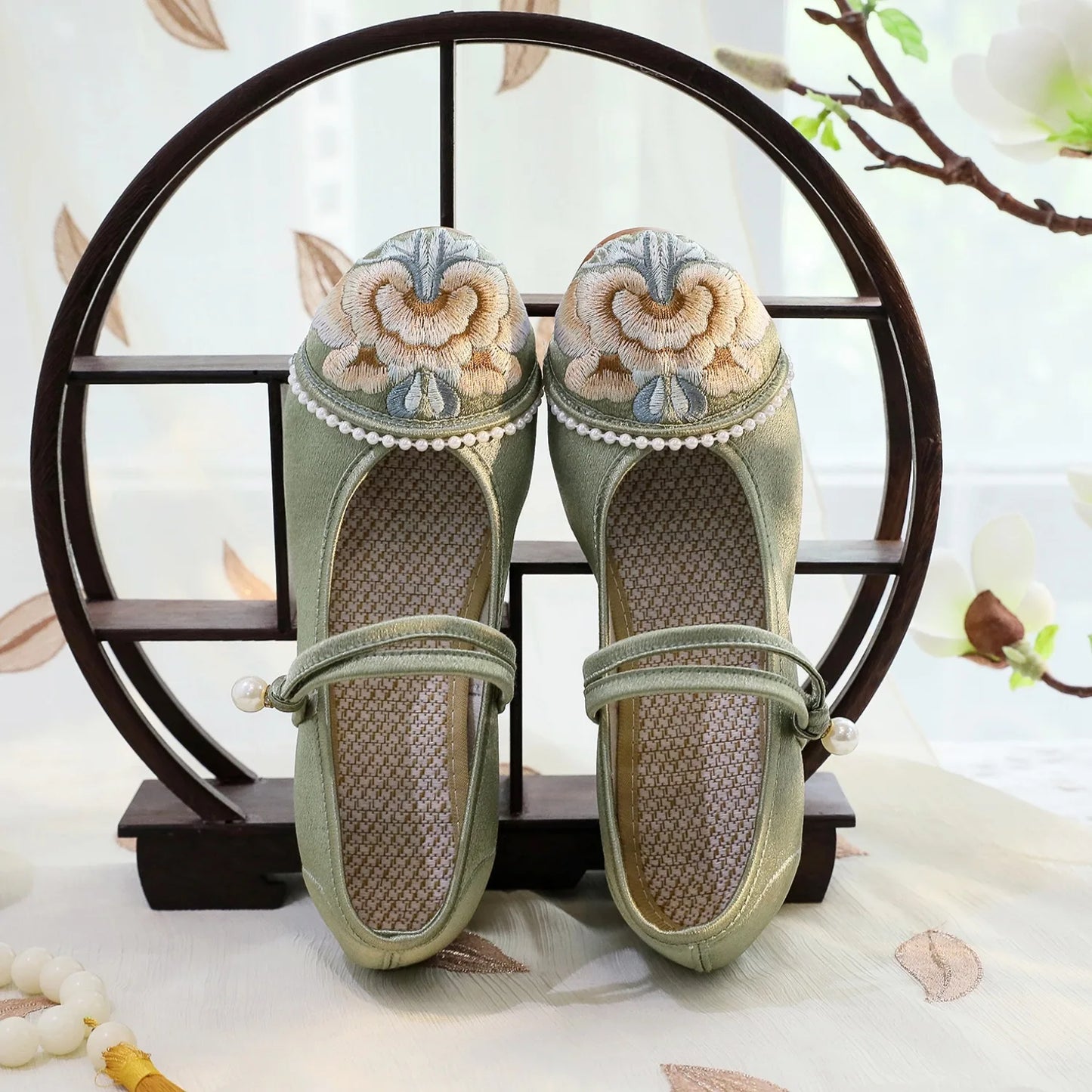 Women’s Embroidered Traditional Shoes - Vintage Chinese Hanfu Qipao Beijing Style Ethnic Dance Footwear