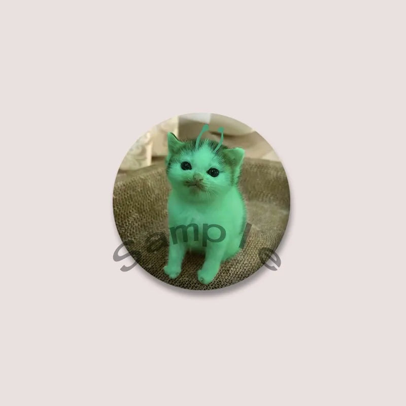 Cute Green Alien Cat Round Badge – Funny Cartoon Animal Brooch Pin for Backpack, Lapel & Gifts