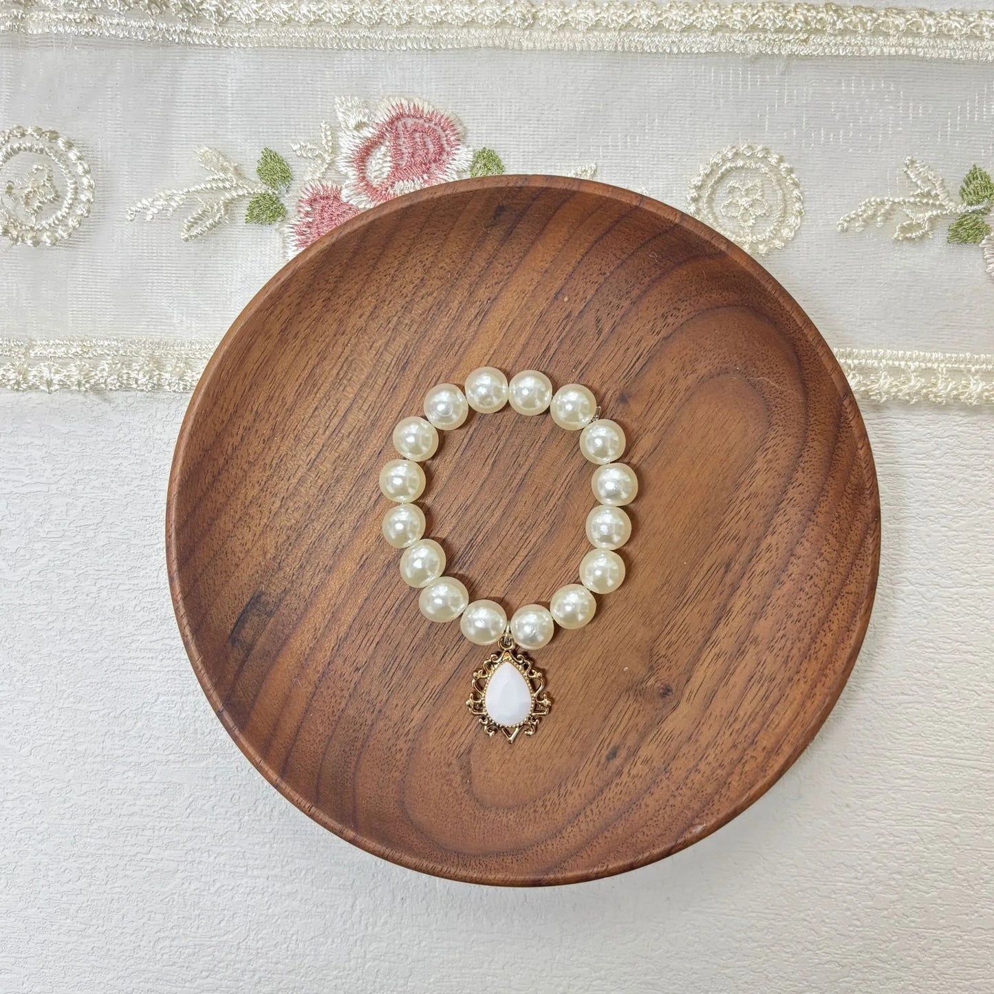 17cm Labubu Macaron Sitting Party Ornament — DIY Cute Plush Pendant with Pearl Necklace & Alloy Chain Accessory