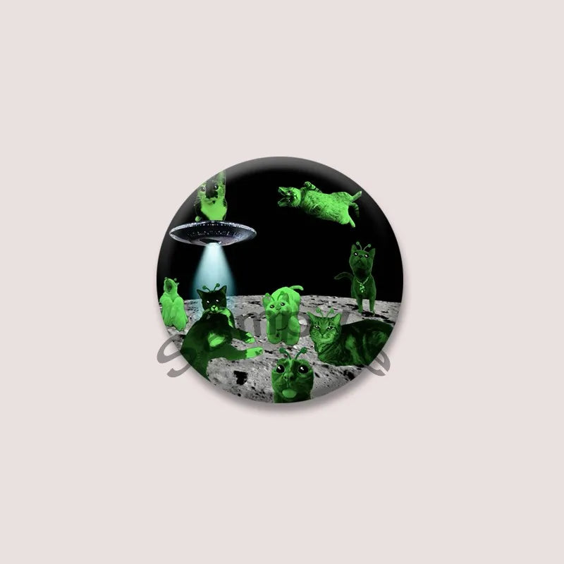 Cute Green Alien Cat Round Badge – Funny Cartoon Animal Brooch Pin for Backpack, Lapel & Gifts