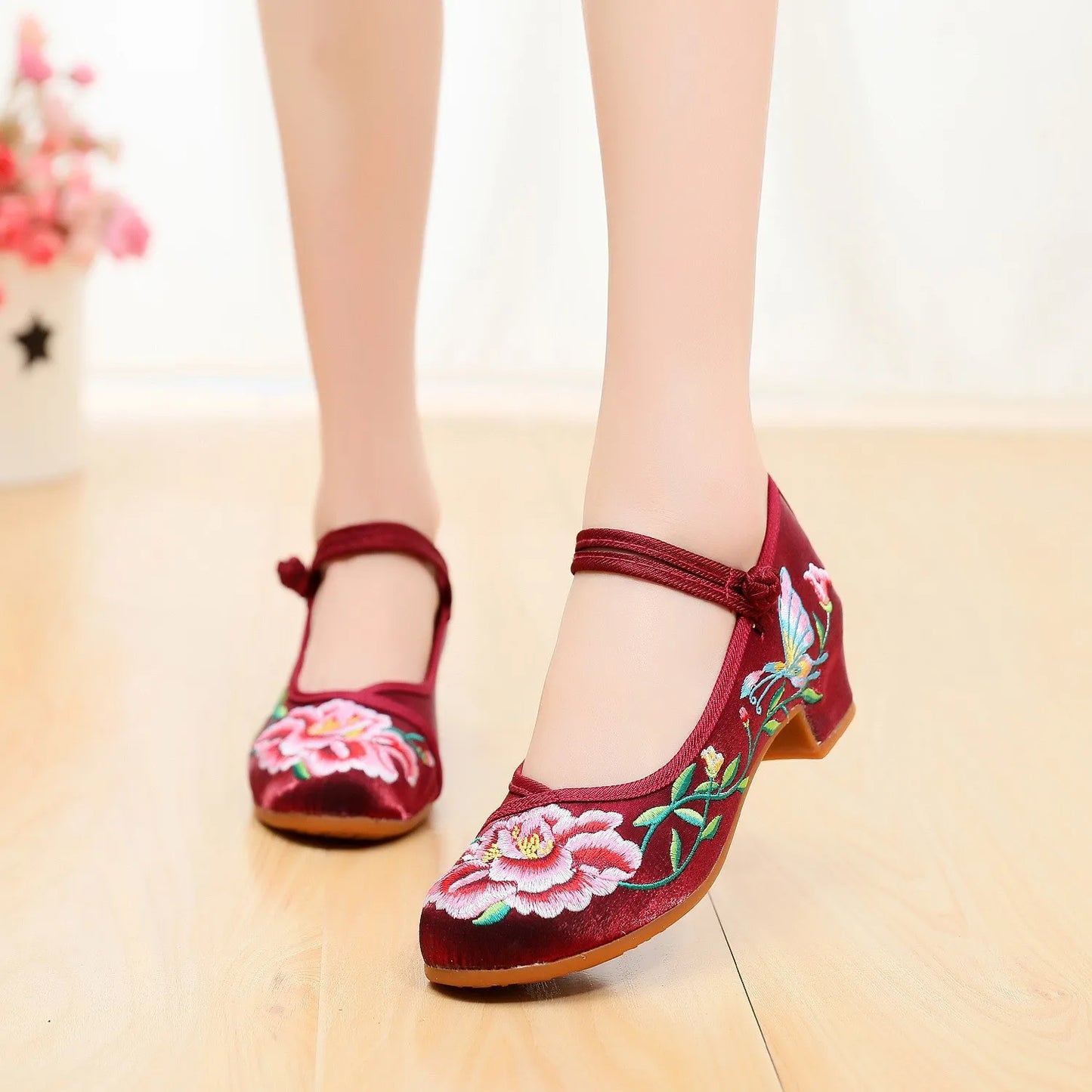 Women’s Embroidered Traditional Shoes - Vintage Chinese Hanfu Qipao Beijing Style Ethnic Dance Footwear
