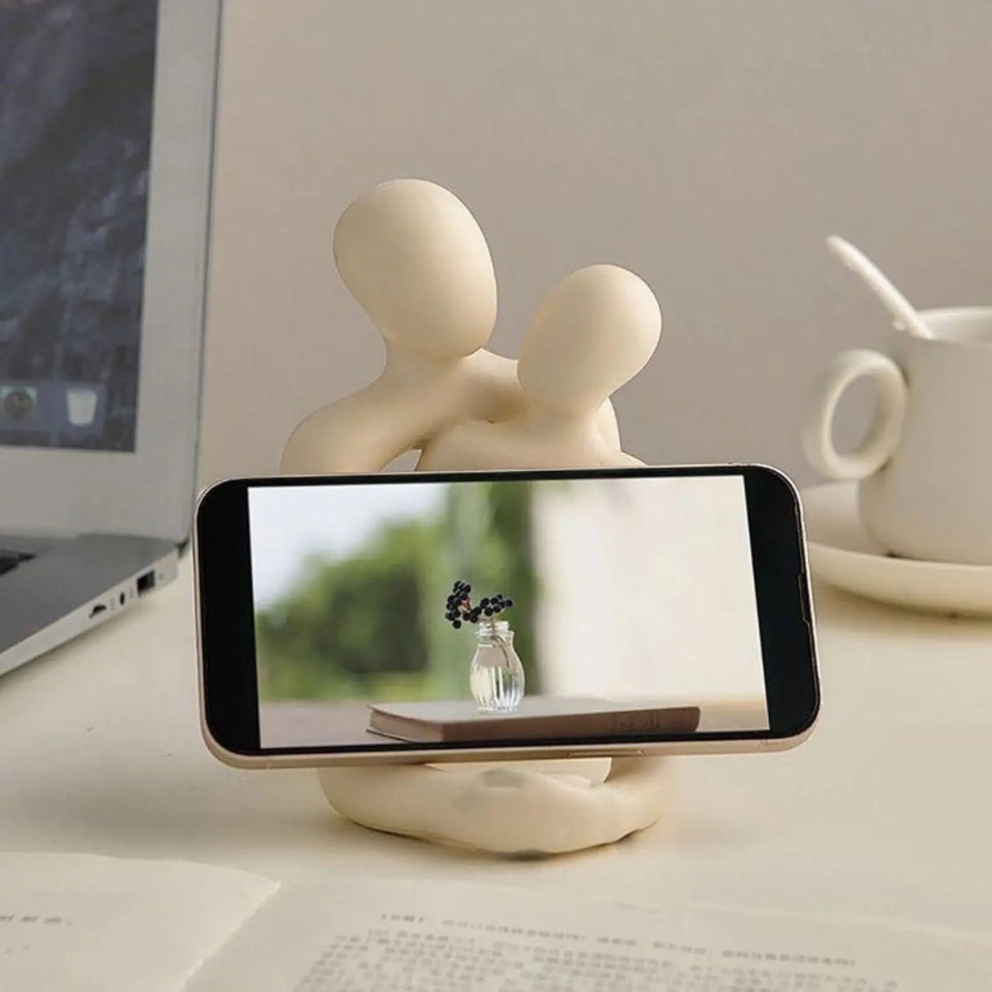 Heartwarming Couple Resin Statue – Modern Home Decor for Bookshelves, Desks, and Nightstands