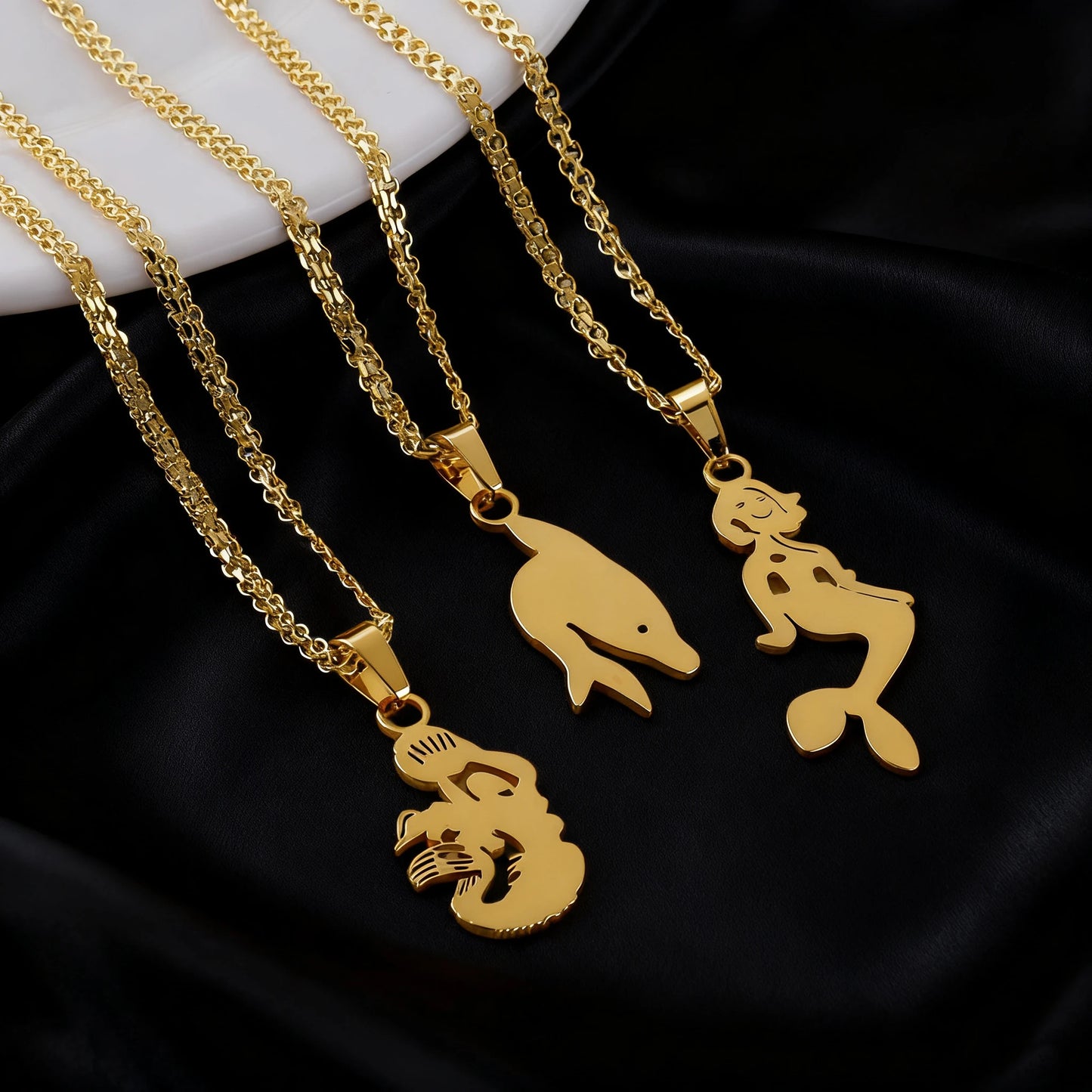 Luxury Gold Stainless Steel Letter Necklace – Minimalist Women’s Jewelry for Daily Wear & Gift