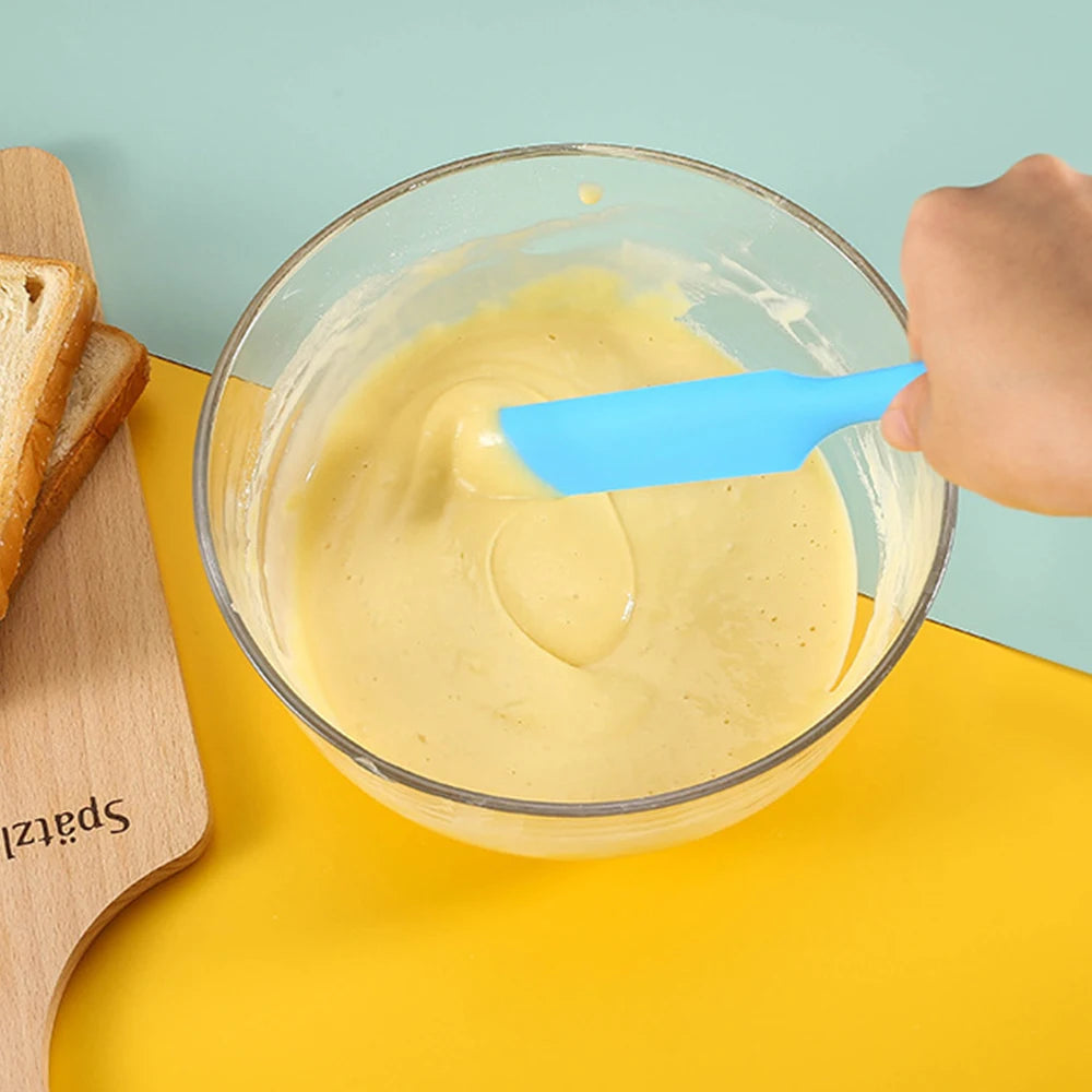 Small All-in-One Silicone Macarone Spatula - Food Grade, Easy-to-Clean, Long-Handled Baking Tool for Household Use